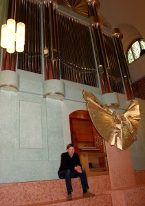 Mit dem "Wind surfen" ist eine Leidenschaft von Jürgen Sonnentheil nicht nur an der Orgel von St. Petri, sondern auch an manchen Stränden (J. Sonnentheil, Archiv).