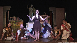 In Aristophanes' Komödie Lysistrate gehen die Frauen(Darstellerinnen) mit Webspindeln bewaffnet auf ihre Männer los (Macmillan Films, Staging of Lysistrate, James Thomas 2008).