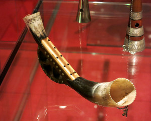 Die baskische Alboka ist mit der englischen Hornpipe aufs engste verwandt (País Basc. Primera meitat segle XX., Museu de la Música de Barcelona, Enfo 21.11.2013).
