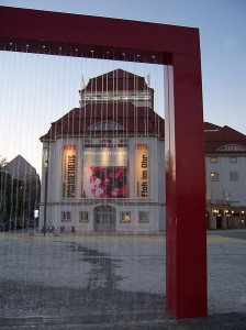 Ein sich füllender Brunnen liegt der Sound-Installation Watertable von Melissa Grey zugrunde - im Bild eine Wasserinstallation in Dresden (Postplatz, Paulae, 13.10.2007).