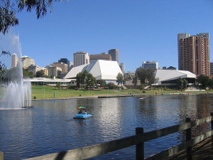 In Adelaide wuchs der als Künstler originell bis exzentrisch komponierende und seit langem in Großbritannien lebende Australier Matthew Shlomowitz auf (torrensandfestivalcentre 27.11.2006, myself, p.d.).