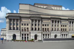 Das Teatr Wielki in Warschau präsentierte im November 2015 eine Jubiläumsinszenierung von Moniuszkos "Straszny Dwór" (Szczebrzeszynski, 8.8.2009).