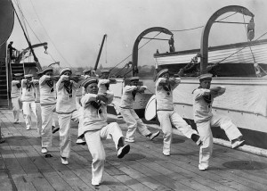 Kadetten tanzen eine Hornpipe - noch im Jahr 1928 (Inv.-Nr. H6381 National Maritime Museum, Associated Press 1928).