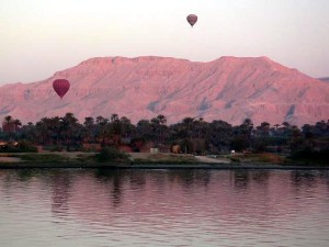 In Luxor entstand das 5. "ägyptische" Klavierkonzert des französischen Komponisten (Hajor, Dezember 2002, GFDL).