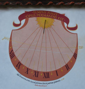 Sonnenuhr als Symbol des Vergänglichen auf dem Denkmal für den großen tschechischen Barockkomponisten Jan Dismas Zelenka (1679 - 1745) in Lounovice ( Ivan Rozkošný, 30.3.2014).