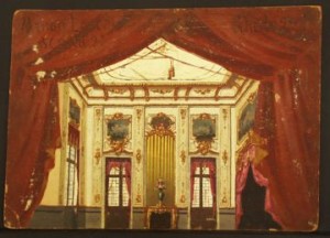 Bühnenbild zur Turiner Aufführung von Puccinis "Manon Lescaut" 1893: Ab April 2016 wird die Oper in einem Mitschnitt aus Riga online verfügbar sein (Bühnenbild des 2. Akts, Archivio Ricordi Milano, 20.11.2008, PD-ART, US p.d.).