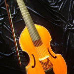 Bei diesem Museumsstück handelt es sich um eine 7saitige Viola da gamba (Uilderks, HaCeMei, 19.4.2010, GNU Free Doc. Liz.).
