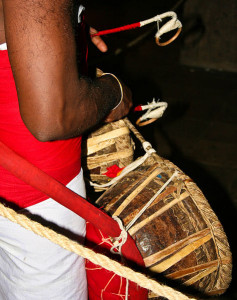 Eines der hauptsächlich benutzten Trommelinstrumente auf Sri Lanka ist das zweiteilige Thamattama, das mit Stöcken gespielt und von der Dawula-Trommel begleitet wird (Nelliwinne, 12.6.2011, p.d.).