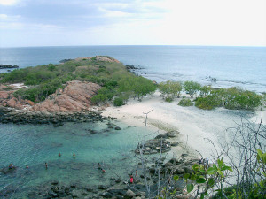 Die Landschaften der ehemals portugiesischen Kolonie gelten als besonders vielfältig, weitläufig und malerisch: Pigeon Island nahe Trincomalee (Dschen Reinecke, 14.7.2002, p.d.).