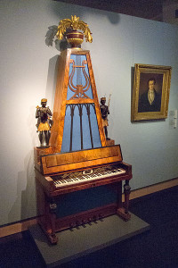 Der Pyramidenflügel aus der Werkstatt von Caspar Schlimbach in Königshofen nahe Würzburg war ein multifunktionales Instrument vor allem für Tanzanlässe (Thomas Quine, 19.2.2012, flickr).
