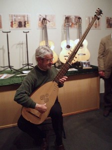 Außer Fingerspitzengefühl benötigt ein Spieler für die "höheren Lagen" der Chitarrone auch einen langen Arm (Yukadi, 18.3.2007, Musicora, p.d.).
