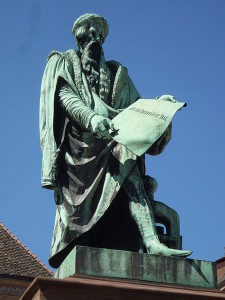 Denkmal für Johannes Gutenberg in Straßburg - dessen Leistung für eine (hoffentlich (demokratisch formierte) Informationsgesellschaft nach wie vor unübertroffen bleibt (Glenn J. Mason, 4.6.2010, flickr).