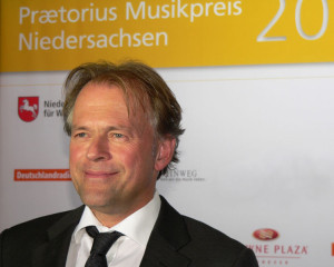 Thomas Hengelbrock wird das Eröffnungskonzert der Elbphilharmonie am 11. Januar 2017 um 18.30 Uhr leiten; das Programm darf noch nicht verraten werden (Verleihung des Praetorius-Musikpreises, März 2012, Axel Hindemith, Creative Commons CC-by-sa-3.0 de).