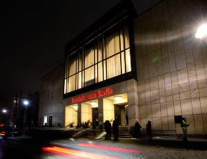 An der Komischen Oper Berlin feierte Adrian Prabava mit Brecht/Weills "Aufstieg und Fall der Stadt Mahagonny" und Strauss' "Die Fledermaus" Erfolge (Gunnar Geller, 23.1.2013, p.d.).