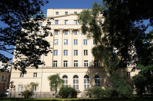 Krystyna Moszumanska-Nazar stand über Dekaden hinweg der Musikakademie Krakau vor und entwickelte ihren eigenen Kompositionsstil weiter, ohne dem Konservatismus zu verfallen (Katastrof, 9.8.2009).