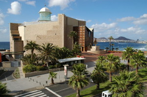 Der imposante Bau des Auditorio Alfredo Kraus ragt schon seit 1997 in den Atlantik zu Füßen der Kanarischen Inseln (Las Palmas de Gran Canaria, Pepelopex, 10.4.2004).