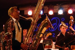 Über ein noch größeres als das hier von Anthony Braxton im New Yorker Iridium Club geblasene Kontrabass-Saxophon verfügt das Musikinstrumenten-Museum der Universität Leipzig (29.3.2007, Angeline Evans, flickr upload).