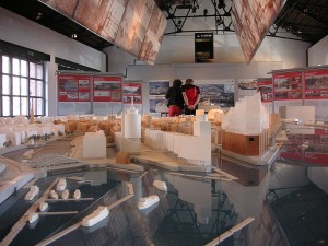 Das Modell hat sich zum kolossalen Repräsentationsbau des 21. Jahrhunderts ausgewachsen (HafenCity-Modell, Holger Ellgaard 2008).