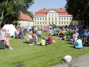 Beim Schleswig-Holstein Musik Festival 2001 ging es noch beschaulich(er) zu: Auf der Wiese vor Schloss Emkendorf konnte man sich zum Musik-Picknick niederlassen (18.8.2001, RThiele, GNU Free Doc. Lic.)