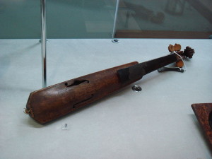 Eine bequem zu transportierende Pochette oder "Tanzmeistergeige" verfügt nur über drei, maximal vier Saiten (Pietro Antonio Costa, Treviso 1748, Museo di Stato di San Marino, 18.5.2008, Stefano Bolognini, p.d.).