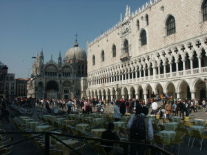 ... Oder handelte es sich bei Dario Castello, wie es Roland Wilson immerhin für möglich hält, um einen der piffari des Dogen von Venedig unter dem Namen G. B. Castello? (Palast des Dogen in Venedig, Bernhard bill5, 10.11.2004, GNU Free Lic. Doc.)