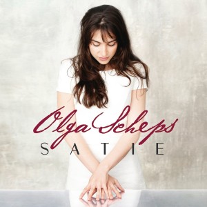 Auf ihrem Satie-Album präsentiert Olga Scheps, die mit Vorliebe auch Rachmaninoffs und Tschaikowskys Konzerte spielt, mit Erik Satie einen Außenseiterkomponisten der Wende zum 20. Jahrhundert. Ihr Spiel bringt das sphärische Schweben seiner Klaviermusik zwischen allen harmonischen Stühlen zum Vorschein (B01BZHT34A, RCA Red Seal / Sony 2016).