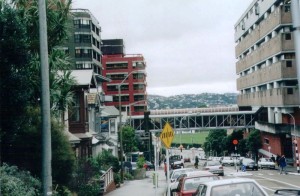 Am Zentralen Campus der Victoria University in Wellington: Im Department of Music wirkte die Komponistin Jenny McLeod über Dekaden (Kelburn Parade, Bdsuler, November 2002).