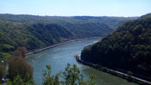 Blick vom Loreley-Plateau Richtung Süden auf den Rhein, der zur Zeit von Heines Gedicht "Was soll es bedeuten" für Schiffe und Boote an der Schleife tatsächlich noch etliche Gefahren barg (Hanns-Peter Mederer, 6.5.2016).