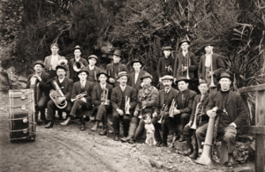 Ein typisches Erscheinungsbild auf Neuseeland vor 100 Jahren waren die Brass Bands (Burnett's Face Brass Band, 1914, unbek. upl.).