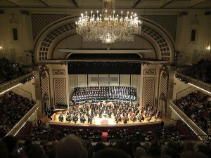 Jährlich wiederholt sich das May Festival des Cincinnati Symphony Orchestra. In der Regel finden die symphonischen Konzerte in der plätzereichen Music Hall statt (May Festival Chorus, 17.1.2015, Agdarley, p.d. cc lic.).