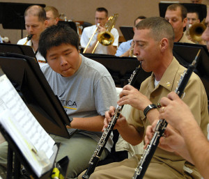 Das Spiel auf der Oboe im Symphonieorchester erfordert natürlich neben sauberem Anblasen Durchhaltevermögen und langen Atem (US Navy Band High School Concerto Competiton, ID 070505-N-0773H-002, Washington Navy Yard, 4.5.2007, US p.d.).