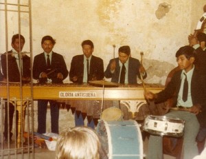 Die Marimba-Band La Gloria Antigueña bei einer ihrer Auftritte am 18. Oktober 2004 (GNU Free Doc. Lic.)