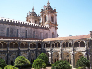 Nicht nur architektonisch weist das Kloster Alcobaça maurische Elemente in verspielter feinsinnig erdachter Ornamentik auf. Hier könnte auch die Kirchenmusik im Mittelalter von den Modi oder der heptatonischen Tonleiter arabisch-maurischer Herkunft beeinflusst worden sein (Flávio de Souza 2004, p.d.)
