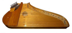 Das traditionelle finnische Volksmusikinstrument par excellence ist die Kantele (Paul Lenz, GNU Free Doc. Lic.).