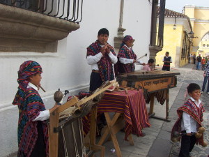 Marimba-Spieler in der Altstadt von Antigua (Alfredobi, 4.11.2009, p.d.)