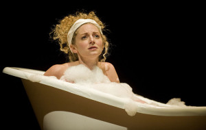Lauren Molina in einer Aufführung von Leonard Bernsteins Musical 'Candide' (Liz Lauren, 16.9.2010, US p.d.)