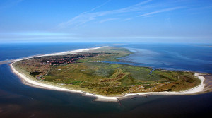Das Programmspektrum des diesjährigen Cello-Festivals auf der ostfriesischen Insel Spiekeroog ende Juli 2016 reicht von Musik für Kinder bis zur Romantik (Luftaufnahme, Juli 2006, User:Huebi).