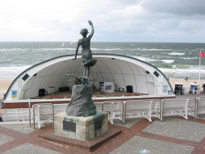Eine Legende ist in Westerland auf Sylt die "Musikmuschel", die während der Sommersaison fast täglich (mehrmals) bespielt wird (Magnus Manske, 12.8.2005, GNU Free Doc. Lic.).