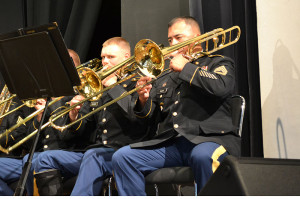 Musiker der 85. US- Armeedivision aus Arlington Heights spielen am 20. Juli 2012 vor der Fuldaer Orangerie (Sgt 1st Class Osvaldo Sanchez, US p.d.).