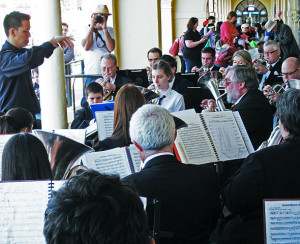 "Easy come, easy go": Auftritt einer Brass Band auf dem Festival of the Winds 2010 in Sydney (Bohemian Rhapsody, Newton graffiti, 12.9.2010, CC-Liz.)