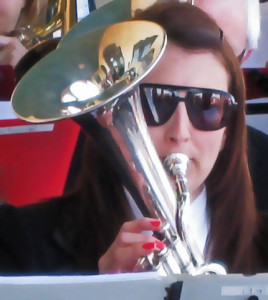 Musikerinnen an Tuba oder Posaune sind bei den australischen Brass Band Contests längst keine Seltenheit mehr (Chrome brass, Festival of the Winds, 12.9.2010, Newton graffiti, CC-Liz.).