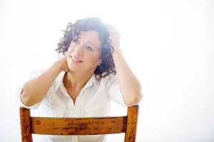 Sie erhielt den Preis der Jazz Journalists Association als beste Jazzsängerin der Jahre 2005 und 2013: die Brasilianerin Luciana Souza (Lucilaklein, 27.5.2015, Creative Commons Attribution Share Alike 4.0 International Lic.).