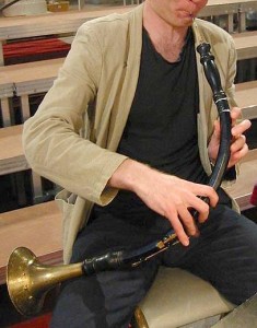 Im Gegensatz zur modernen Oboe handelt es sich bei der "Jagdausführung" da caccia um ein im Diskant erklingendes, gebogenes Instrument (Takashi Ogawa, Bach-Gesellschaft Wiesbaden, GNU Free Doc. Lic.).
