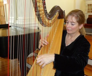 Die amerikanische Harfenistin Elaine Christy spielte bereits mit dem CBS Symphony Orchestra und lehrt seit 2012 in Princeton. Sie spielt hier an der Unitarian Church in Summit, New Jersey (8.1.2012, Townsulcer, GNU Free Doc. Lic.).