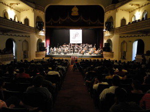 Das Philharmonische Orchester Honduras bei einem Auftritt im Teatro Nacional Manuel Bonilla (Grammateús, 27.3.2011, CC-Liz.)