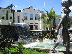 Blick auf den Palacio Municipal in der Stadt San Pedro Sula, aus die das bedeutendste Kammerorchester Honduras beherbergt (Steven Craig, User:usb916, 17.2.2006, US p.d.)