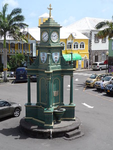 Ein Kleinod aus britischer Besatzungszeit ist der Uhrenturm im Kreisverkehr vis-à-vis vom Hotel Ballahoo in Basseterre (Gertjan R., 3.7.2014, p.d.).