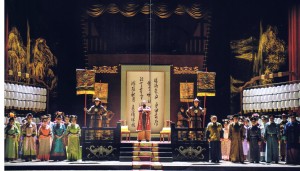 2. Akt: Am Hof des Prinzen Sou-Chong, der die Grafentochter Lisa aus Wien entführte (Lutz Edelhoff, 1.10.2015, Theater Erfurt)