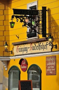 Ein typisches Weinlokal in Wien-Grinzing am Stadtrand, in dem der Gastgarten zur Verkostung des Heurigen offensteht (Uwe Gehrig, 2.9.2009, Deutsche Fotothek, CC-Liz.). In "Wien bleibt Wien" stand eine solche Szenerie im Mittelpunkt des zweiten Konzertteils.