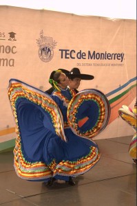 Der jarabe tapatío als Paartanz auf den 'becas cervecerías' in Mexico City (Talento tec, 16.4.2012, CC-Liz.)